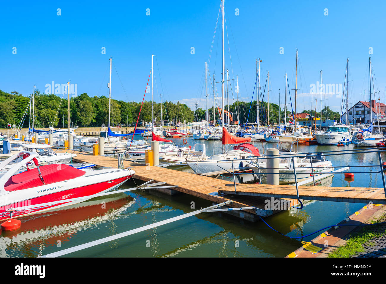 PORT DE LEBA, POLOGNE - JUN 21, 2016 : Bateaux à voile amarre en petit port Leba sur la côte de la mer Baltique, la Pologne. Banque D'Images