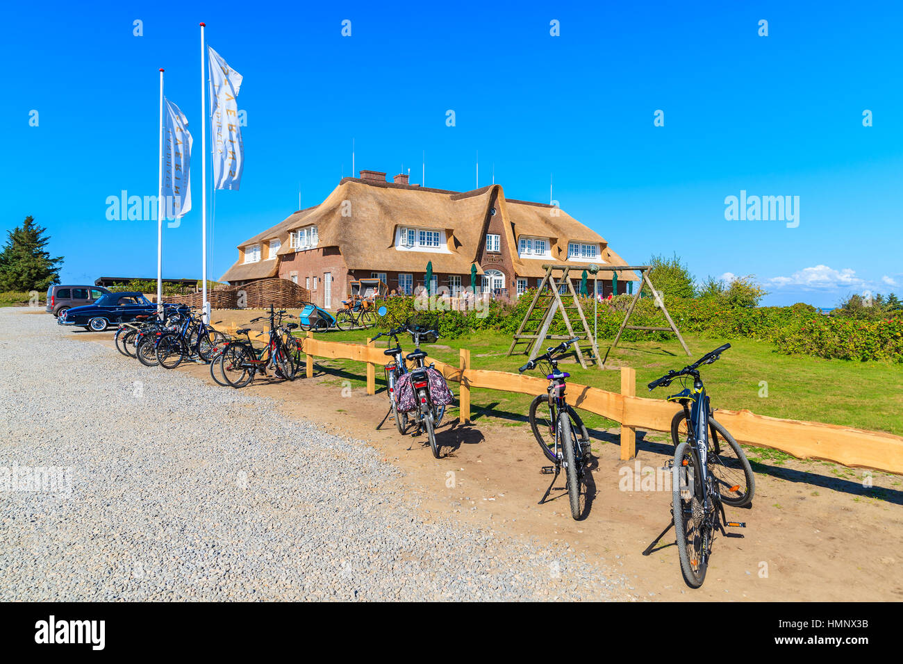 L'île de Sylt, ALLEMAGNE - SEP 9, 2016 : voitures garées en face de bâtiment restaurant près de Monsur falaise, l'île de Sylt, Allemagne. Banque D'Images