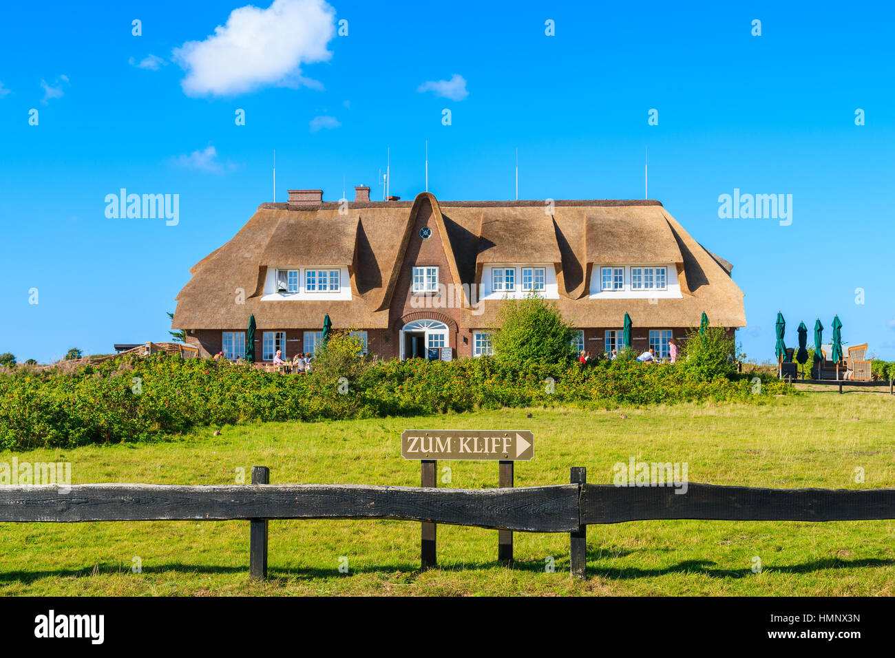 Inscrivez-vous sur champ vert montrant direction de Morsum falaise avec restaurant typique des capacités en arrière-plan, l'île de Sylt, Allemagne Banque D'Images