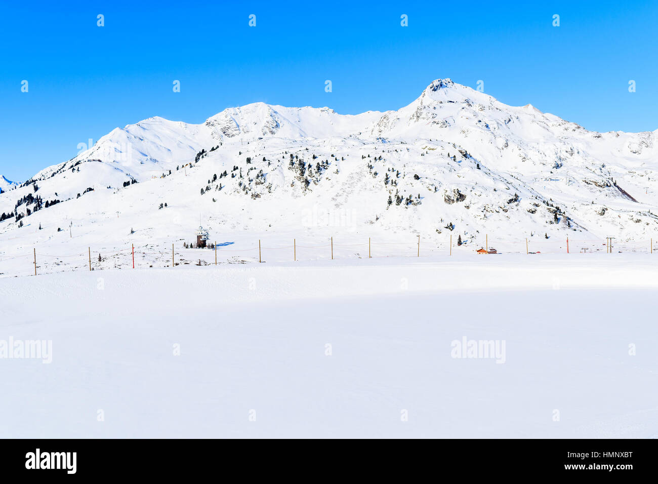 Le lac recouvert de neige dans la station de ski Obertauern, Autriche Banque D'Images