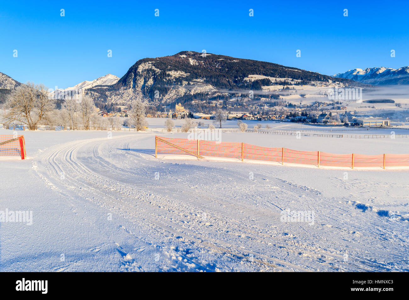 Piste de Mauterndorf village sur le début de l'hiver matin, Salzburg, Autriche Land Banque D'Images