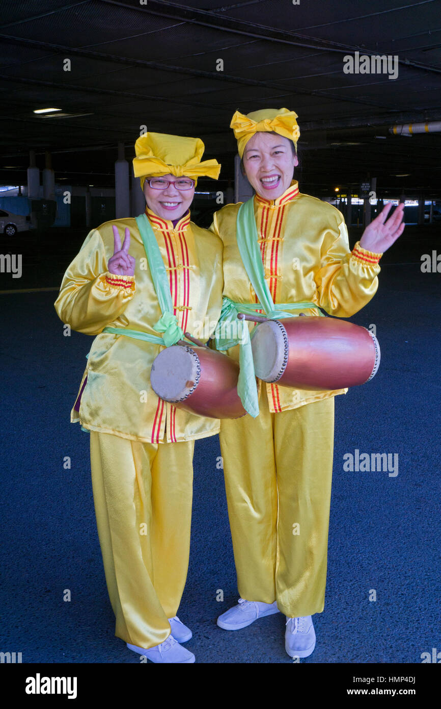 Deux femmes en costumes colorés à la parade du nouvel an chinois à Chinatown, au centre-ville de Flushing, New York. Banque D'Images