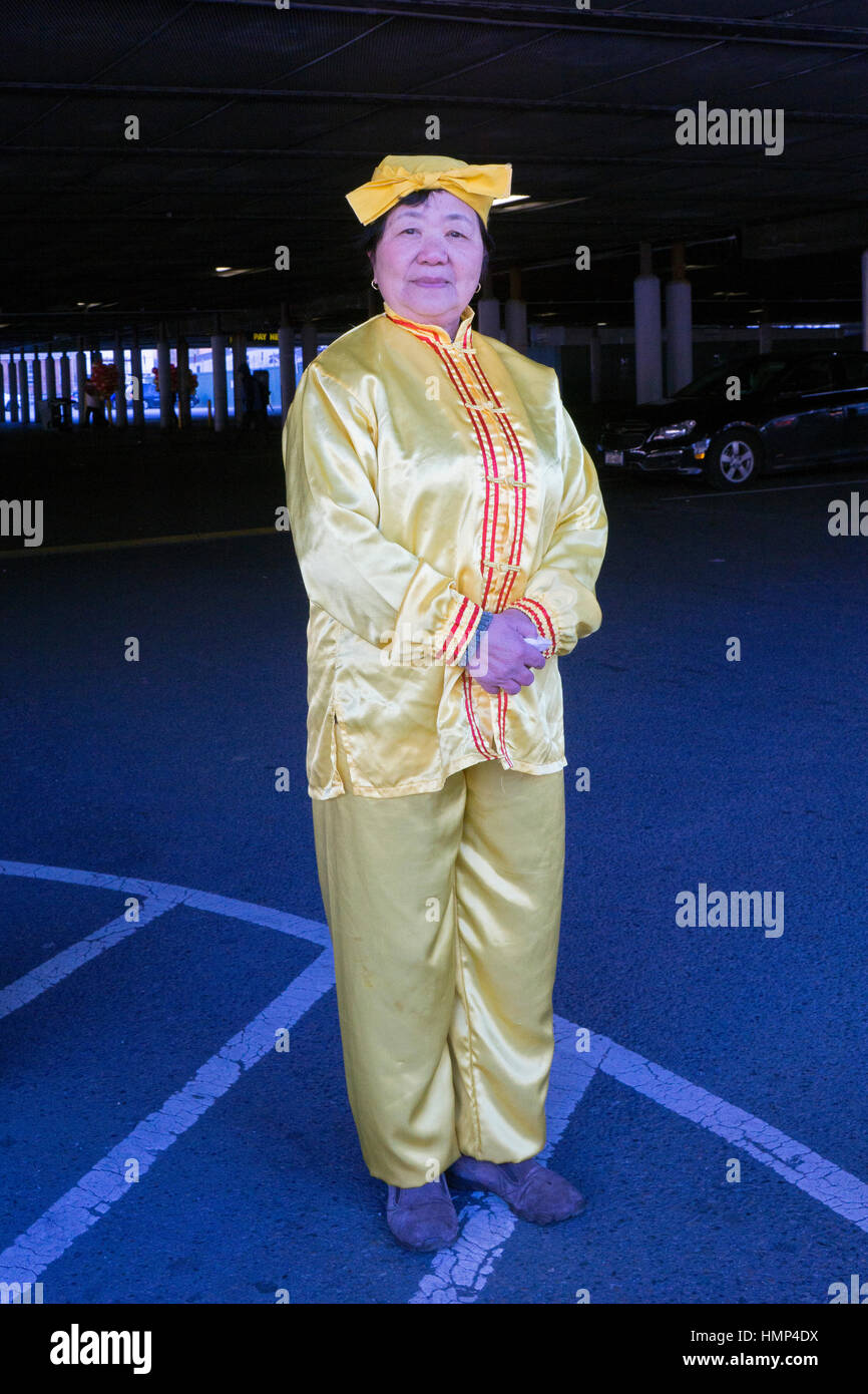 Une belle marcher Falun Gong ancienne à la parade du nouvel an chinois à Chinatown, dans le centre-ville de Flushing, New York. Banque D'Images