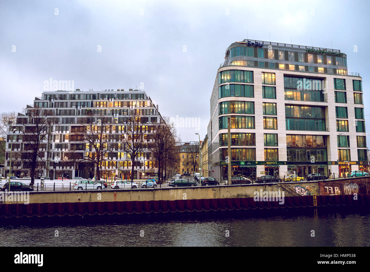 Berlin, Allemagne - le 23 janvier 2017. Voir l'établissement Hotel Leonardo et Helios Klinik et la vie urbaine à Berlin, Allemagne rues pendant l'hiver froid ton soir Banque D'Images