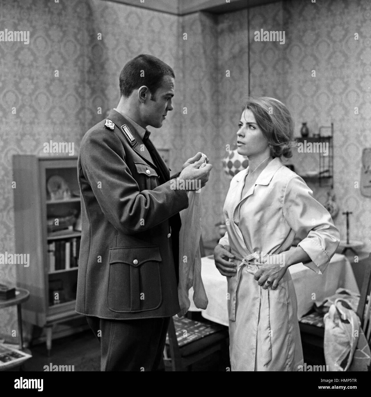 Épisode "Taxi nach Leipzig' aus der Krimiserie "Tatort", Deutschland 1970, Regie : Peter Schulze Rohr, acteurs : Hans Peter Hallwachs, Renate Schroeter Banque D'Images