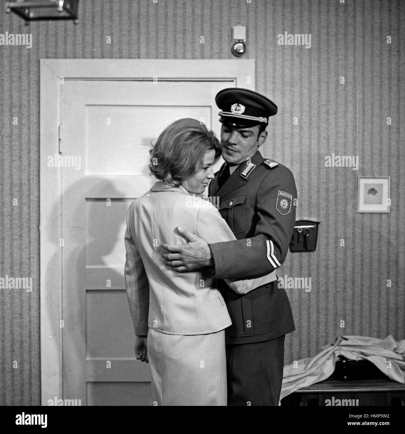 Épisode "Taxi nach Leipzig' aus der Krimiserie "Tatort", Deutschland 1970, Regie : Peter Schulze Rohr, acteurs : Renate Schroeter, Hans Peter Hallwachs Banque D'Images