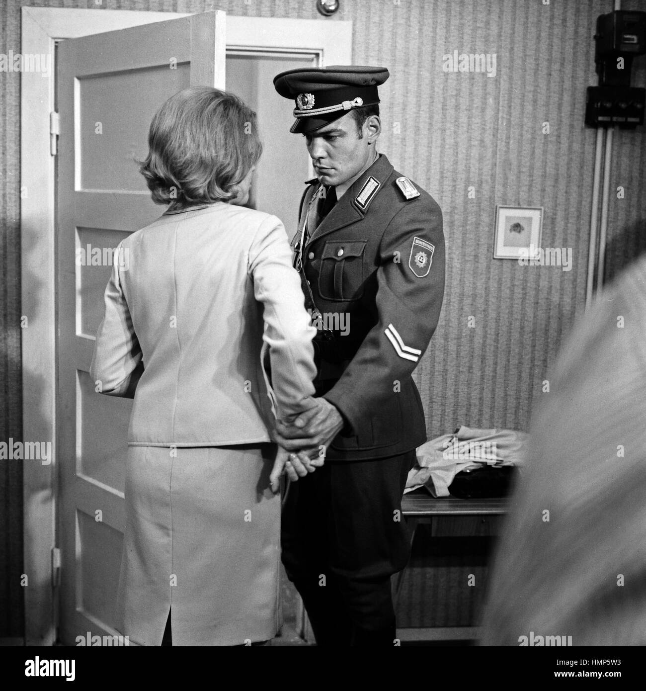 Épisode "Taxi nach Leipzig' aus der Krimiserie "Tatort", Deutschland 1970, Regie : Peter Schulze Rohr, acteurs : Renate Schroeter, Hans Peter Hallwachs Banque D'Images