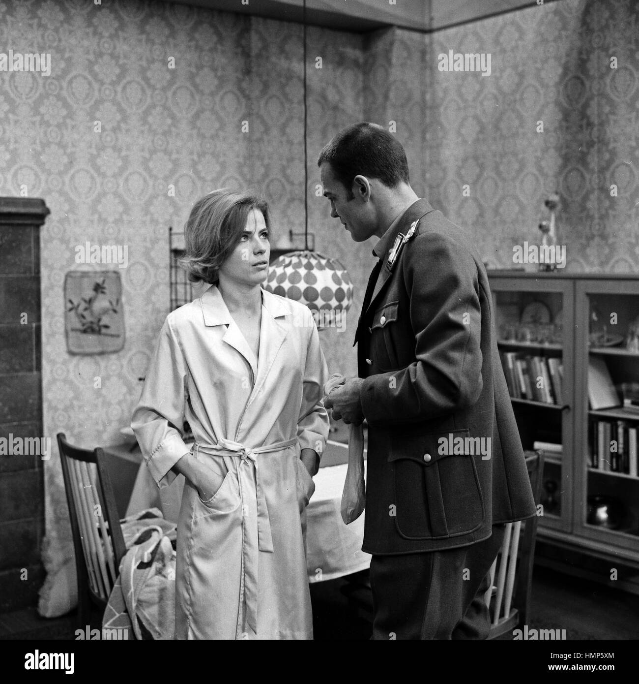 Épisode "Taxi nach Leipzig' aus der Krimiserie "Tatort", Deutschland 1970, Regie : Peter Schulze Rohr, acteurs : Renate Schroeter, Hans Peter Hallwachs Banque D'Images