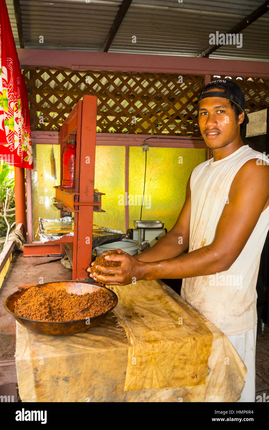 Tahitian man démontrant la production de l'extraction de l'huile de noni Tahiti Tahaa Banque D'Images