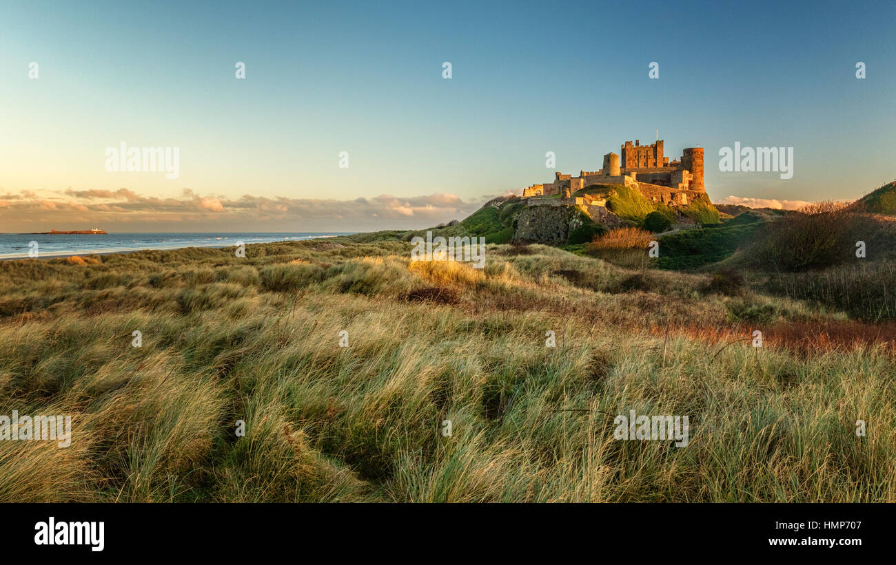 La fin de l'après-midi la lumière sur Château De Bamburgh, Northumberland Banque D'Images