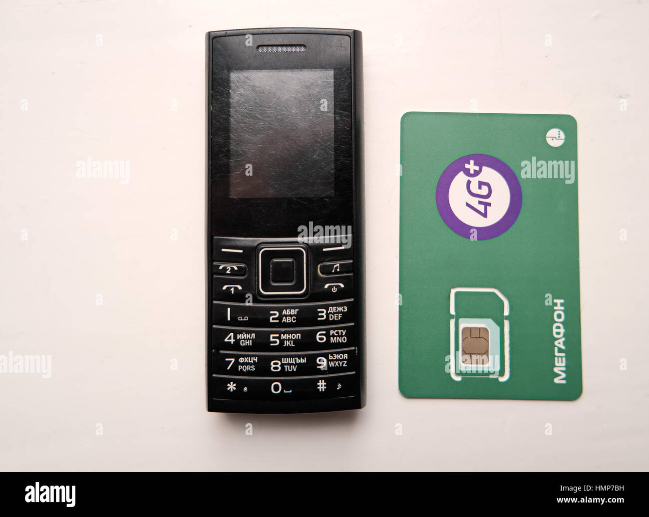 Astrakhan, Russie, 24 Décembre 2016 : téléphone portable et carte SIM 4G de l'opérateur de téléphonie cellulaire Megafone, l'un des opérateurs Big-Three en Russie Banque D'Images