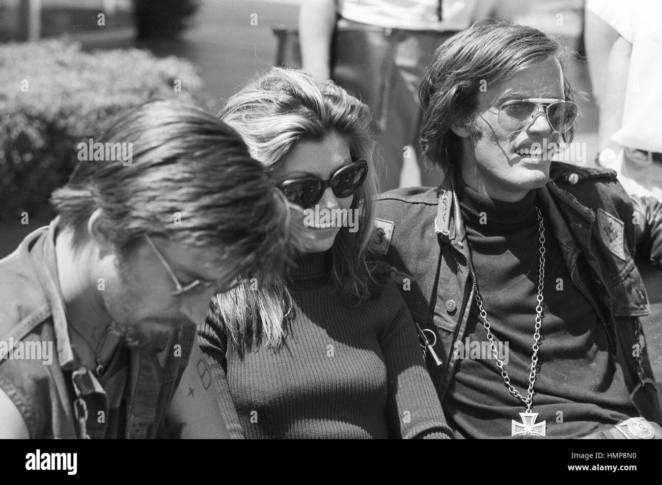 Peter Fonda et Nancy Sinatra sur l'ensemble du film de Roger Corman 1966 "The Wild Angels" Banque D'Images