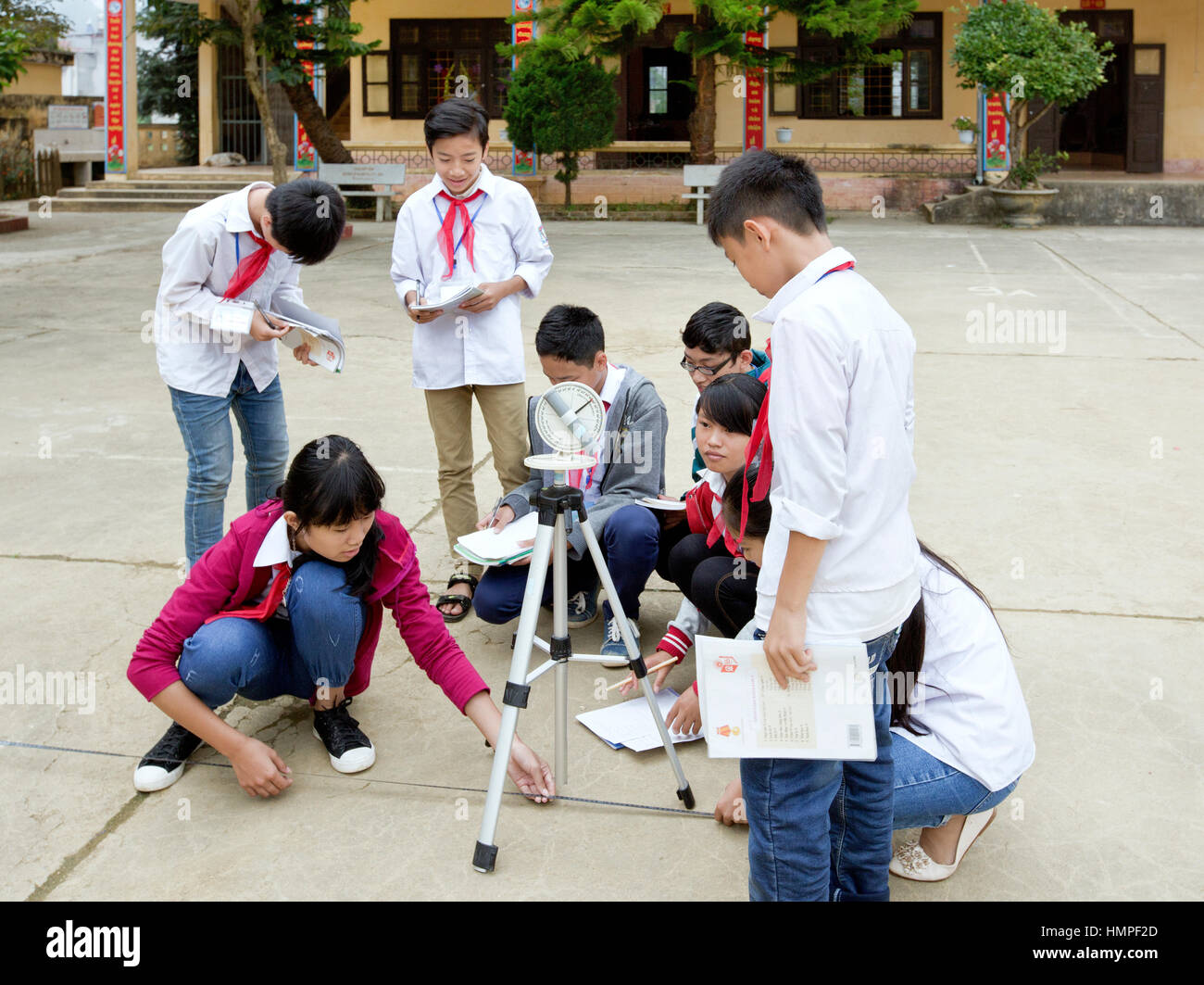 Les enfants qui fréquentent l'école de classe en plein air, apprendre à utiliser un sextant, Thai Giang Pho aux bordures de l'école. Banque D'Images