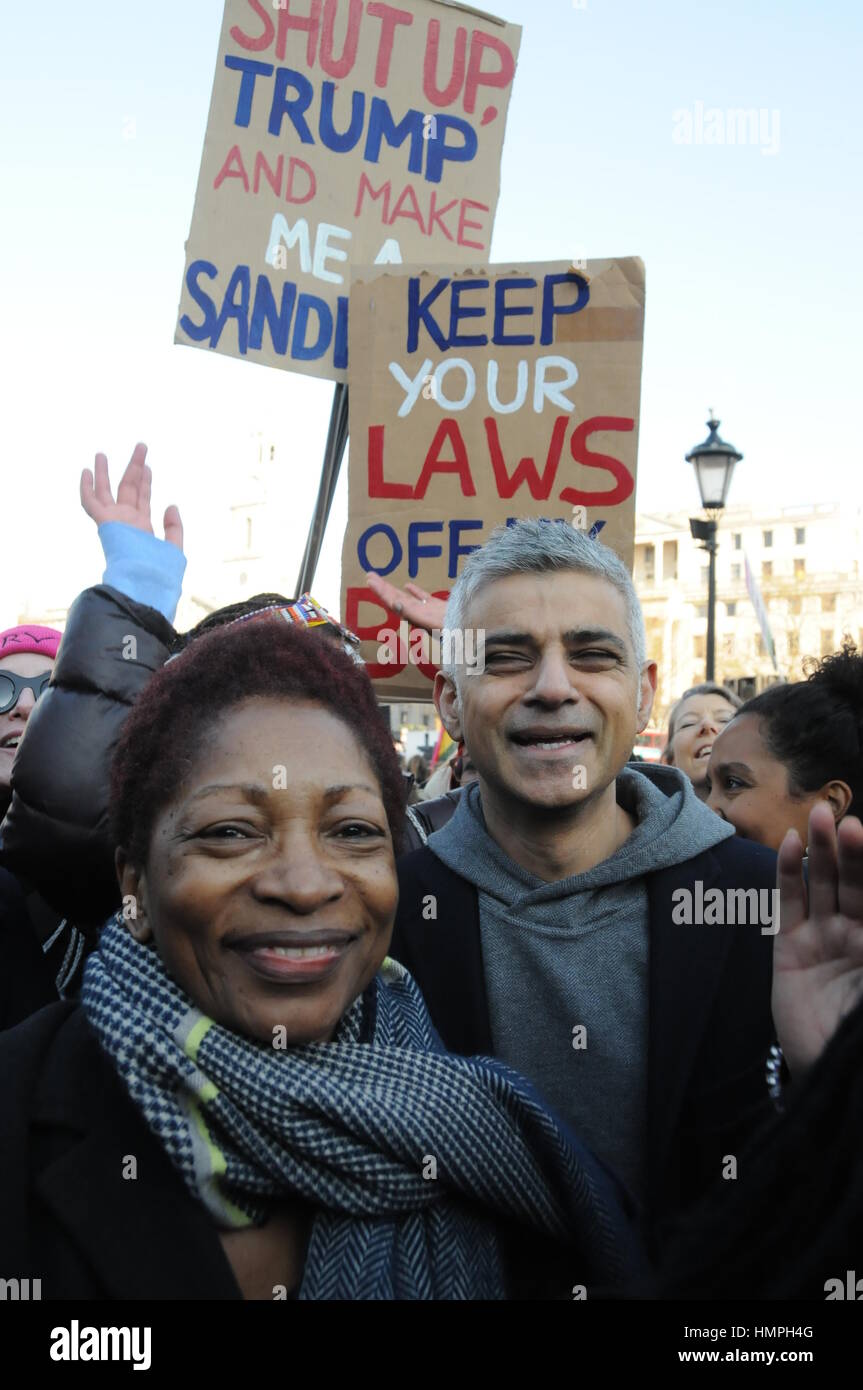 L'écrivain américain Bonnie Greer, avec la Marche des femmes 2017 ; contre nous le président Donald Trump. in London's Trafalgar Square. Banque D'Images