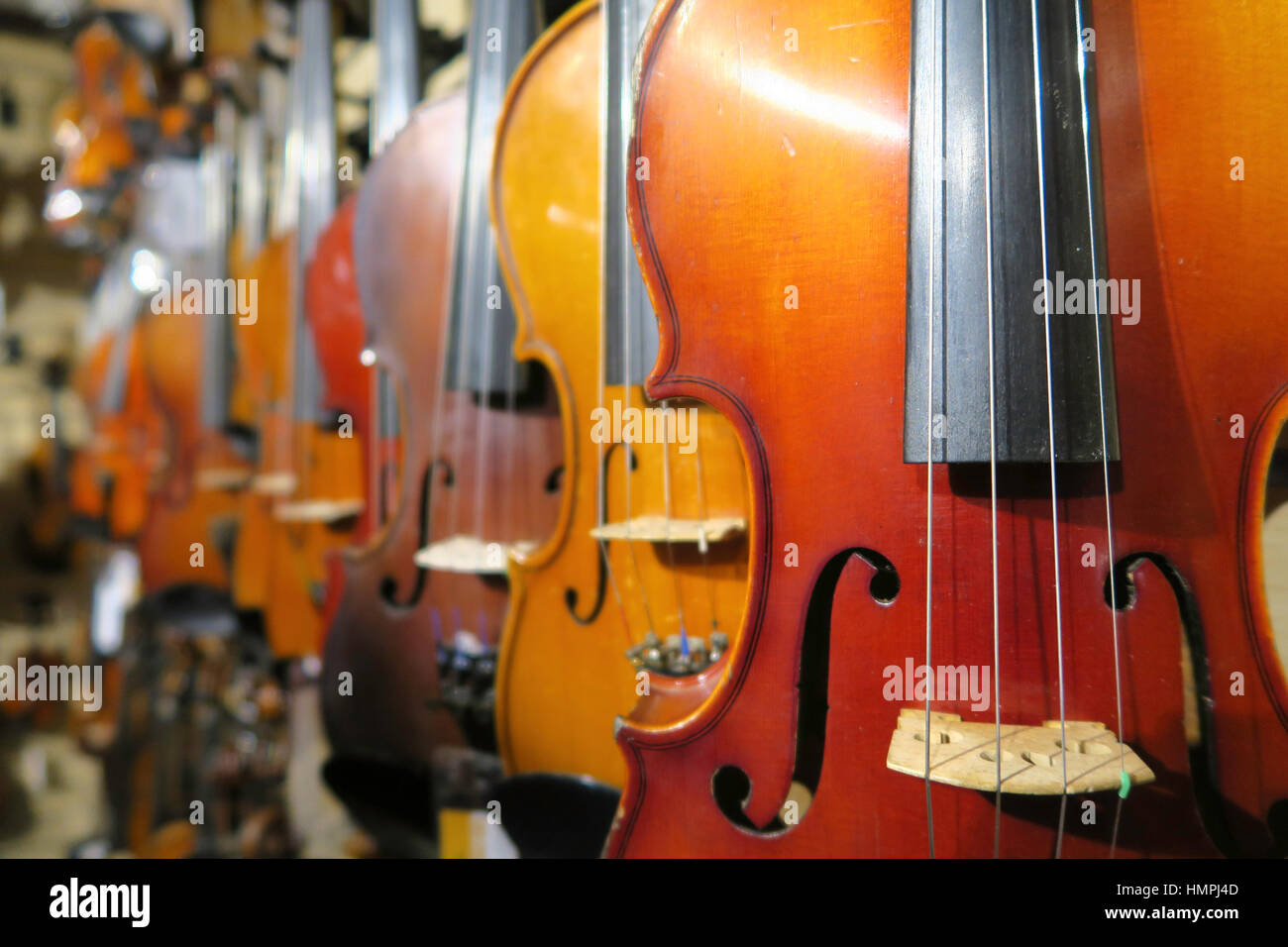 Violons, Sam Ash Music superstore, 333 W 34th Street, New York. Banque D'Images