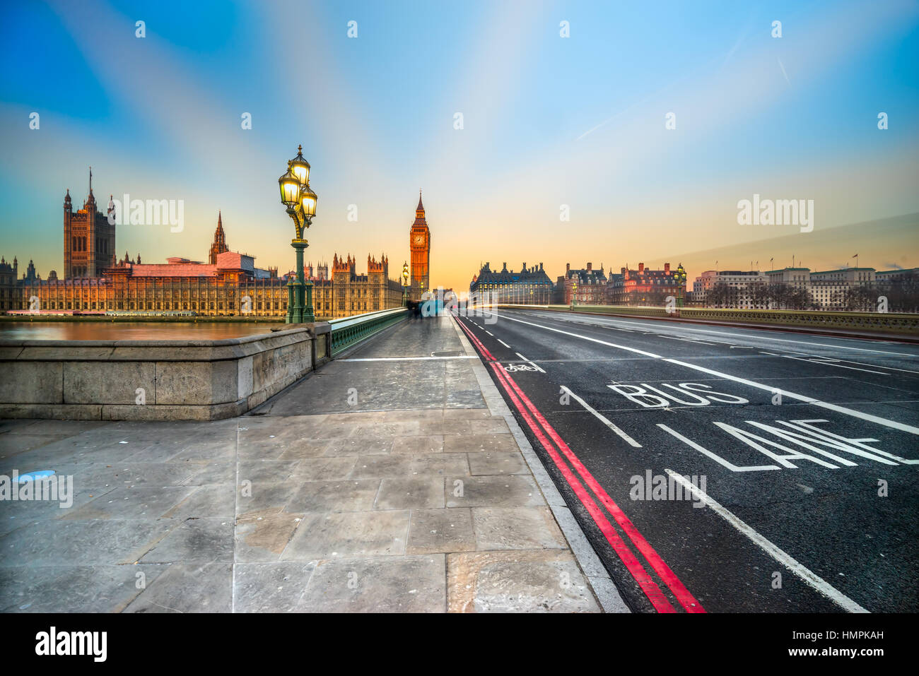 Accès aux Big Ben, la Chambre du Parlement et le Westminster Bridge au lever du soleil, London, UK Banque D'Images