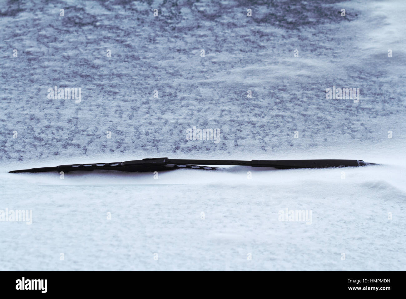 Vue avant close up of a black car essuie-gelé recouvert de neige en hiver sur une rue de la ville Banque D'Images Vue avant close up of a black car essuie-gelé recouvert de neige en hiver sur une rue de la ville Banque D'Images