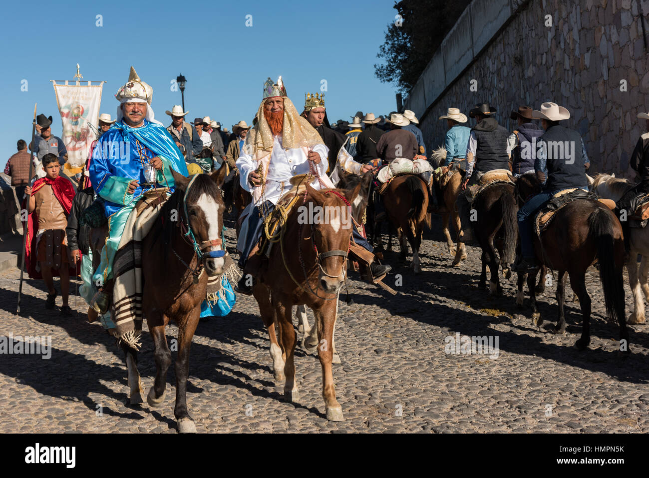 Cowboys en les trois rois à la tête d'une procession de la Cristo Rey de culte sur la montagne Cubilete à l'issue de l'Assemblée Cabalgata de Cristo Rey, 6 janvier 2017 pèlerinage à Guanajuato, au Mexique. Des milliers de Mexicains cowboys prendre part dans les trois jours de ride sur le sommet de culte de Cristo Rey qui se termine le jour de l'Épiphanie. Banque D'Images