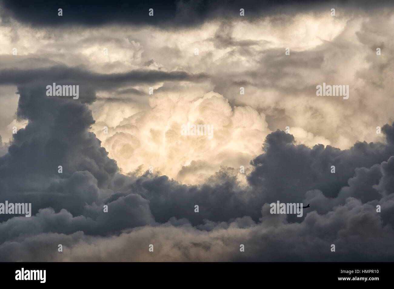 Les formations de nuages lourds coucher du soleil la lumière dans la vallée Medellin Colombie Amérique du Sud, au-dessus, l'air, paysage, nature Banque D'Images