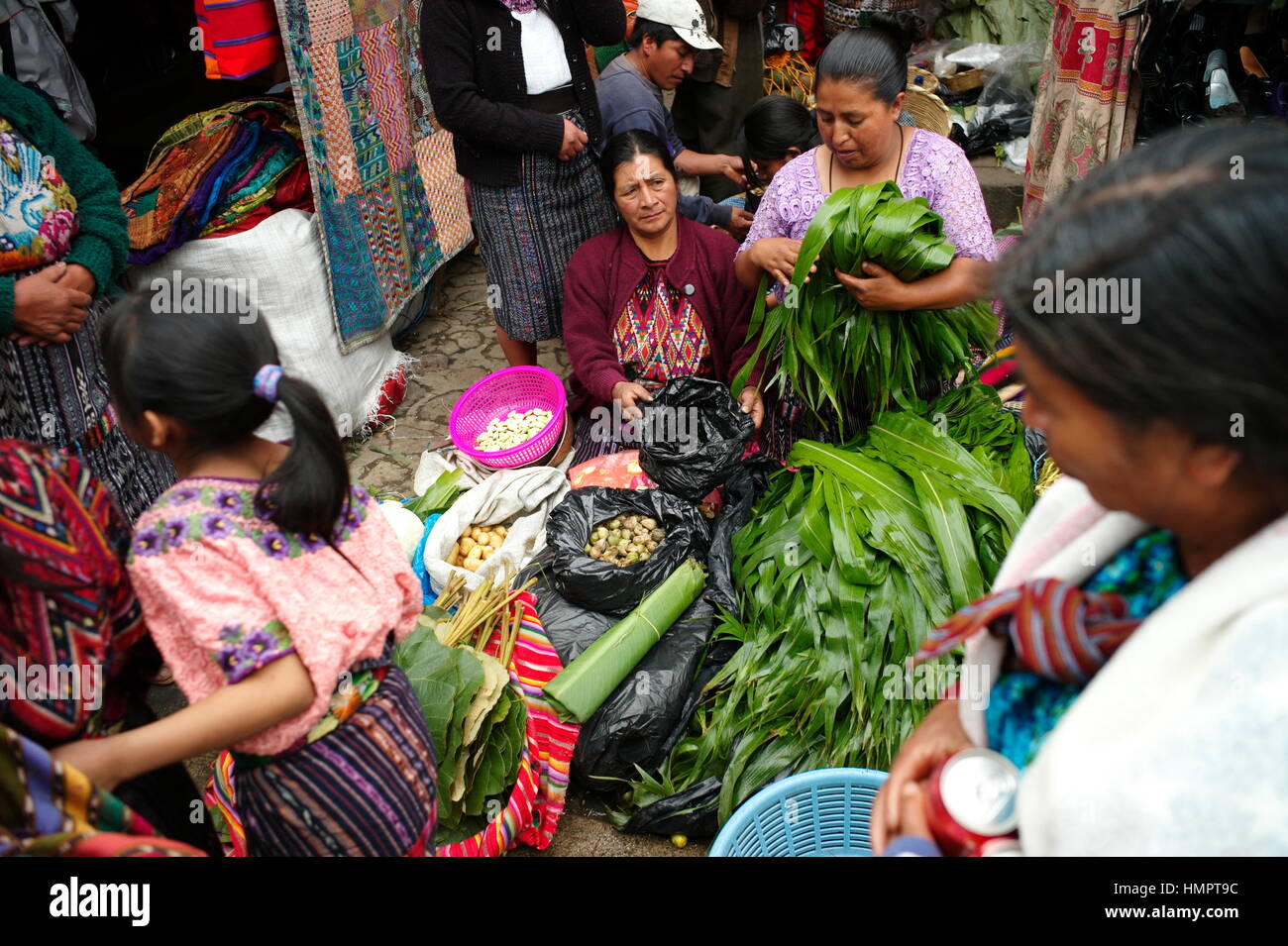 Le marché local à Chichicastenango. Cette ville de l'El Quiché du Guatemala, est connu pour sa tradition K'iche' la culture Maya Banque D'Images