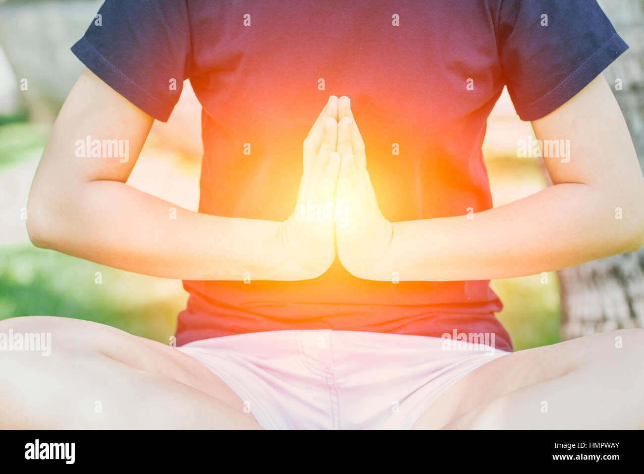 La posture de méditation, gros plan des mains ensemble dans salute faire yaga concentration avec puissance de l'effet de l'énergie à l'intérieur. Banque D'Images