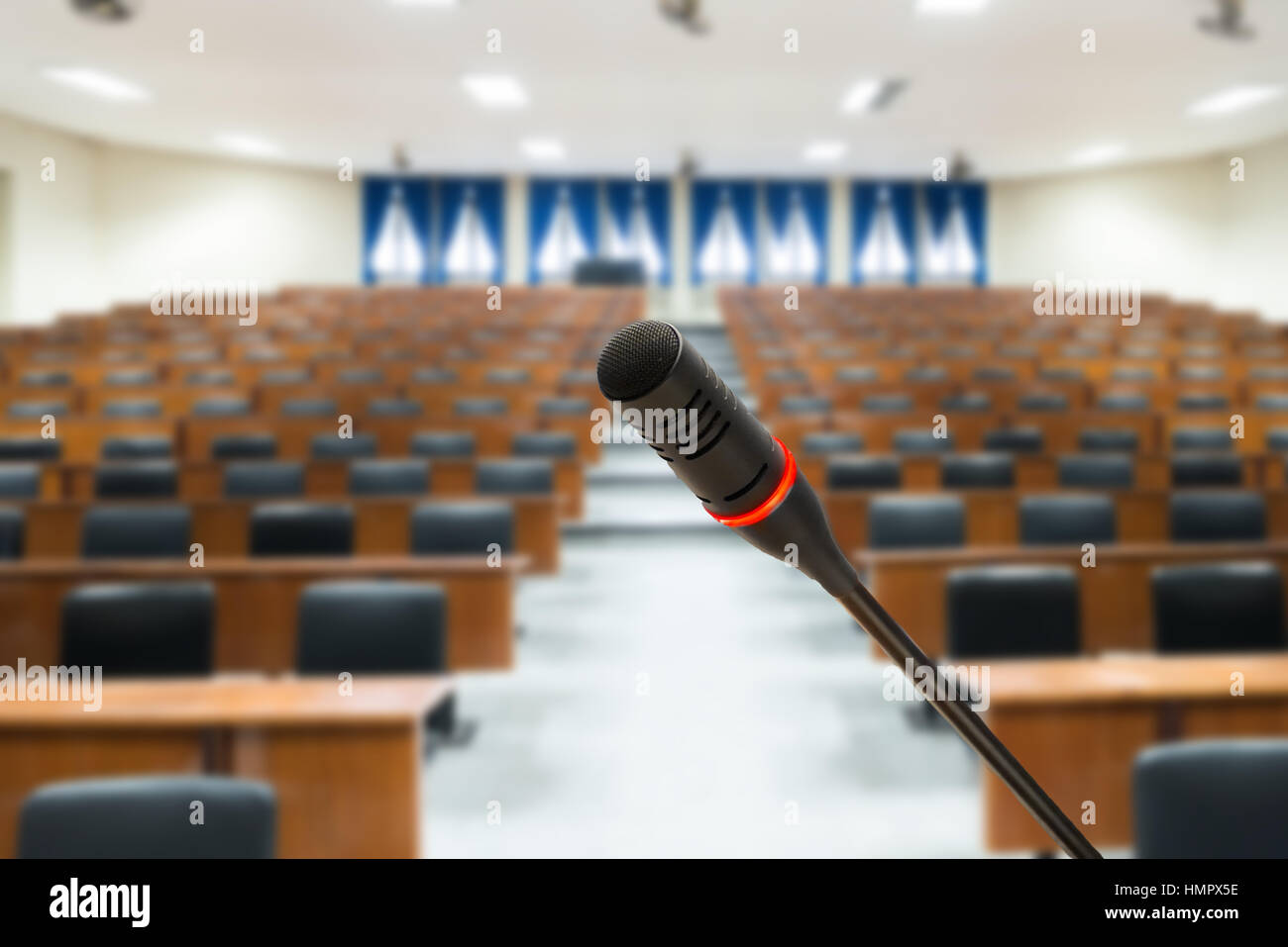 Photo floue avec microphone de conférence hall vide ou salle de séminaire en arrière-plan. Réunion d'affaires concept Banque D'Images