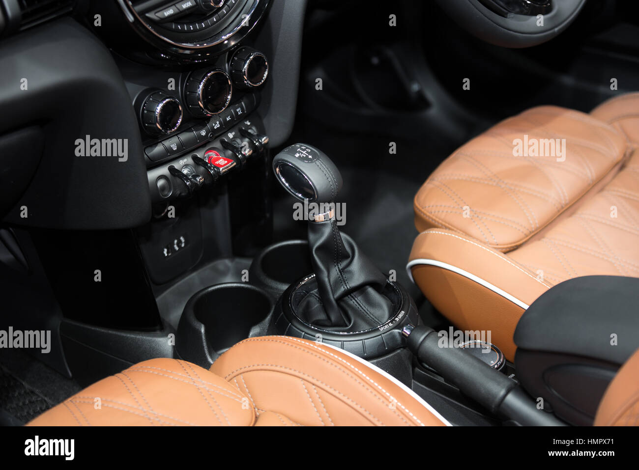 Voiture de luxe Orange intérieur avec volant, levier de vitesse et la climatisation et contrôle de bouton radio en voiture. Banque D'Images