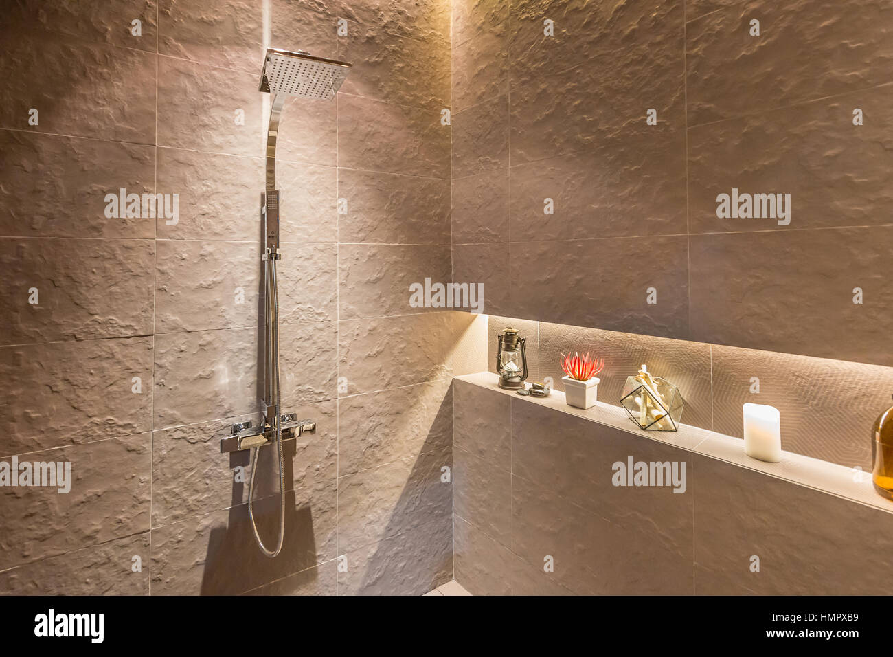 L'intérieur de la tête de douche moderne dans la salle de bains à la maison.Un design moderne d'une salle de bains privative. Banque D'Images