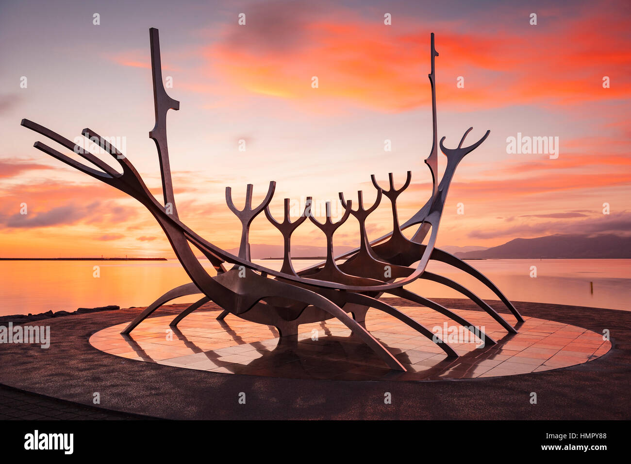 Sun Voyager (Solfar), une sculpture métallique de navire viking de l'artiste Jon Gunnar Arnason, au bord de l'eau de Reykjavik, en Islande, construite comme une ode au soleil. Banque D'Images