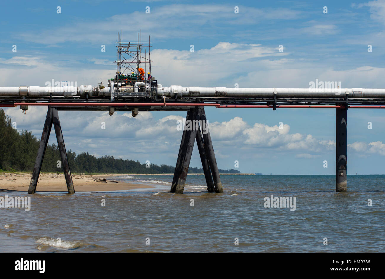 Travailleurs effectuant des réparations au pipeline du GNL de Brunei appartenant au gouvernement de Brunei (50 %), à Shell et à Mitsubishi (25 %). Le Brunéi produit 6.71 millions de tonnes de gaz naturel liquéfié chaque année. Il compte environ 500 personnes. © Time-snapshots Banque D'Images