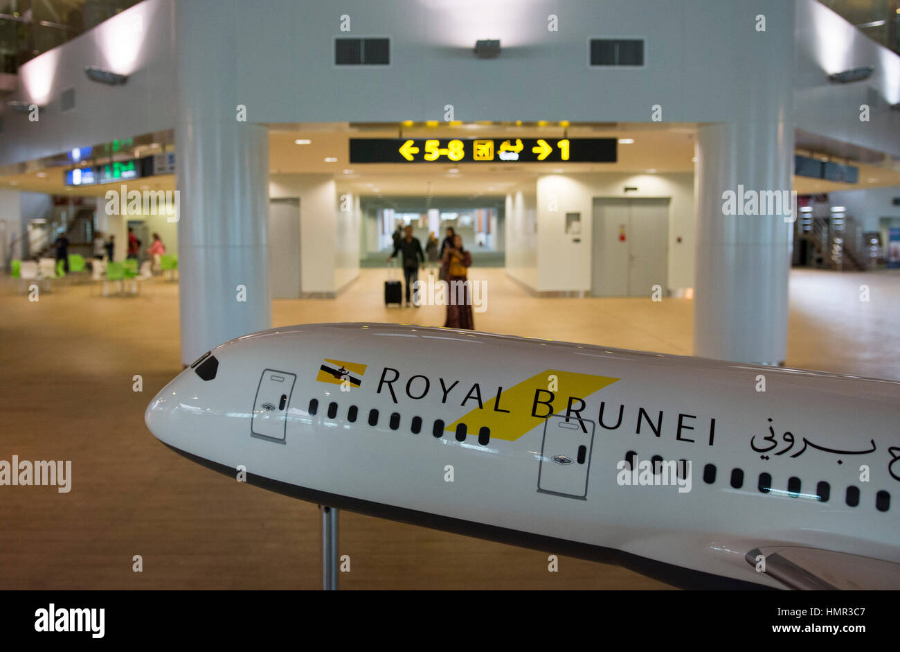 Un modèle d'avion de Royal Brunei Airlines est exposé à l'intérieur du terminal récemment rénové de l'aéroport international de Bandar à Darussalam, Brunei. © Time-snapshots Banque D'Images