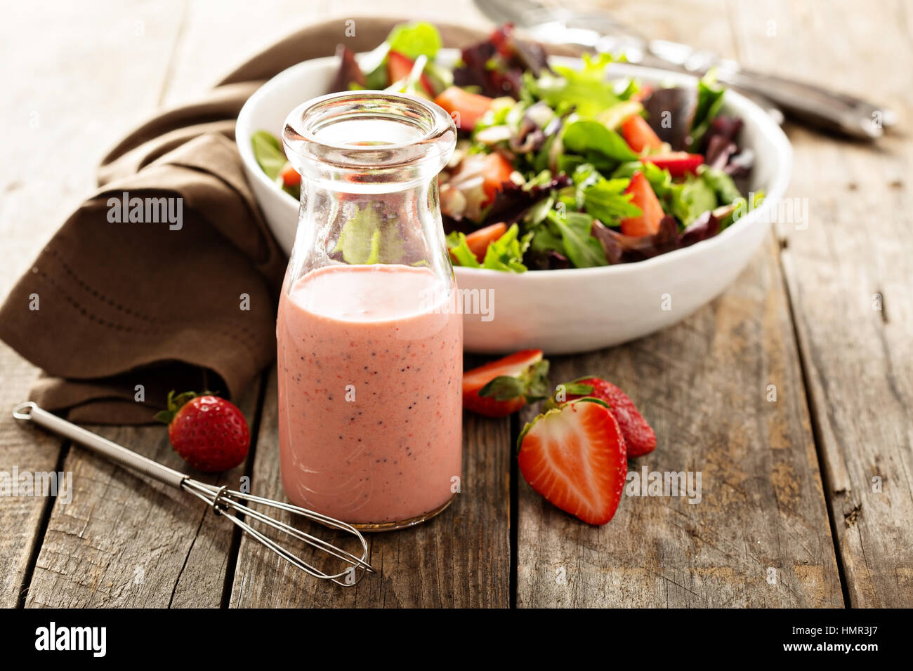 Vinaigrette aux graines de pavot de fraises dans une bouteille en verre Banque D'Images