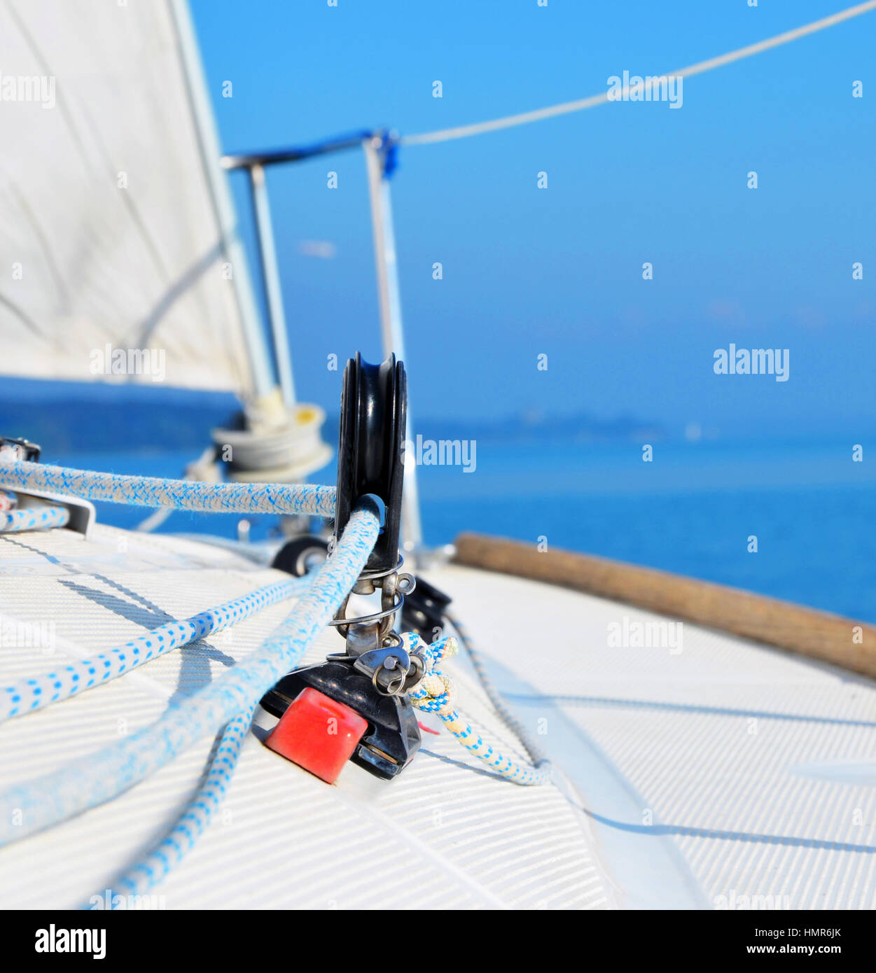 La voile sur le lac de Constance sur une journée ensoleillée, calme vue rapprochée d'un tiroir roap Banque D'Images