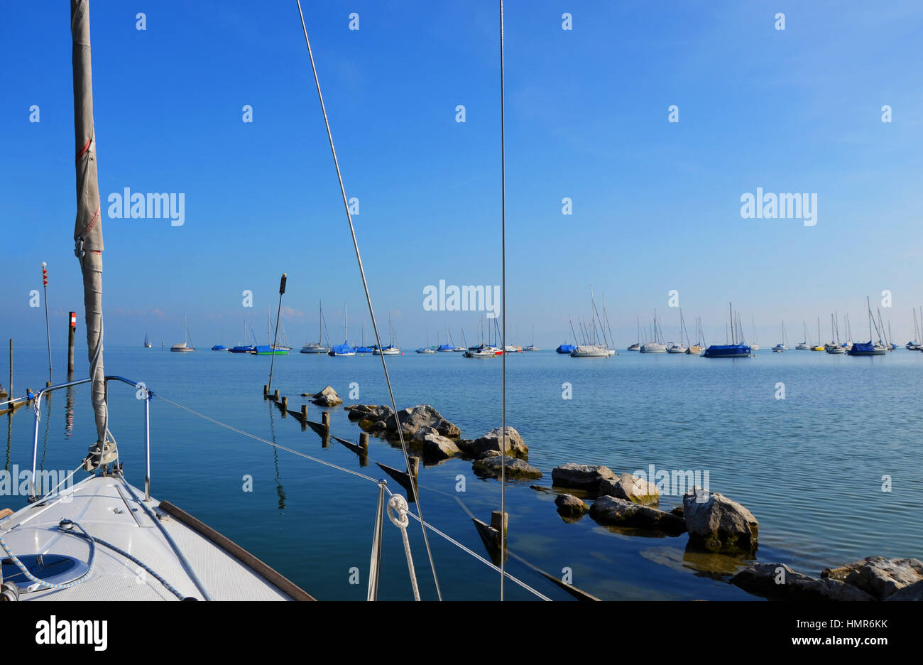 La voile sur le lac de Constance sur une journée ensoleillée, calme à partir de Immenstaad Banque D'Images