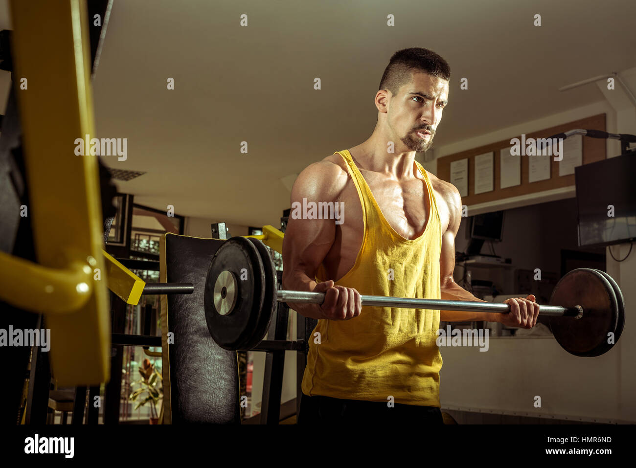 Teenage Yougn man doing sport dans l'exercice d'haltères Banque D'Images