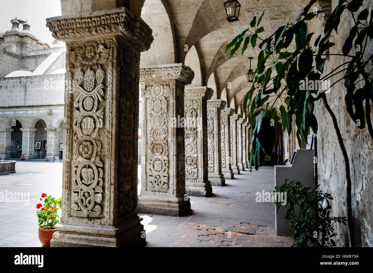 Claustros de la Compañía de Jesús, en piedra sillar (ignimbrita, toba volcánica), de estilo barroco colonial. Banque D'Images