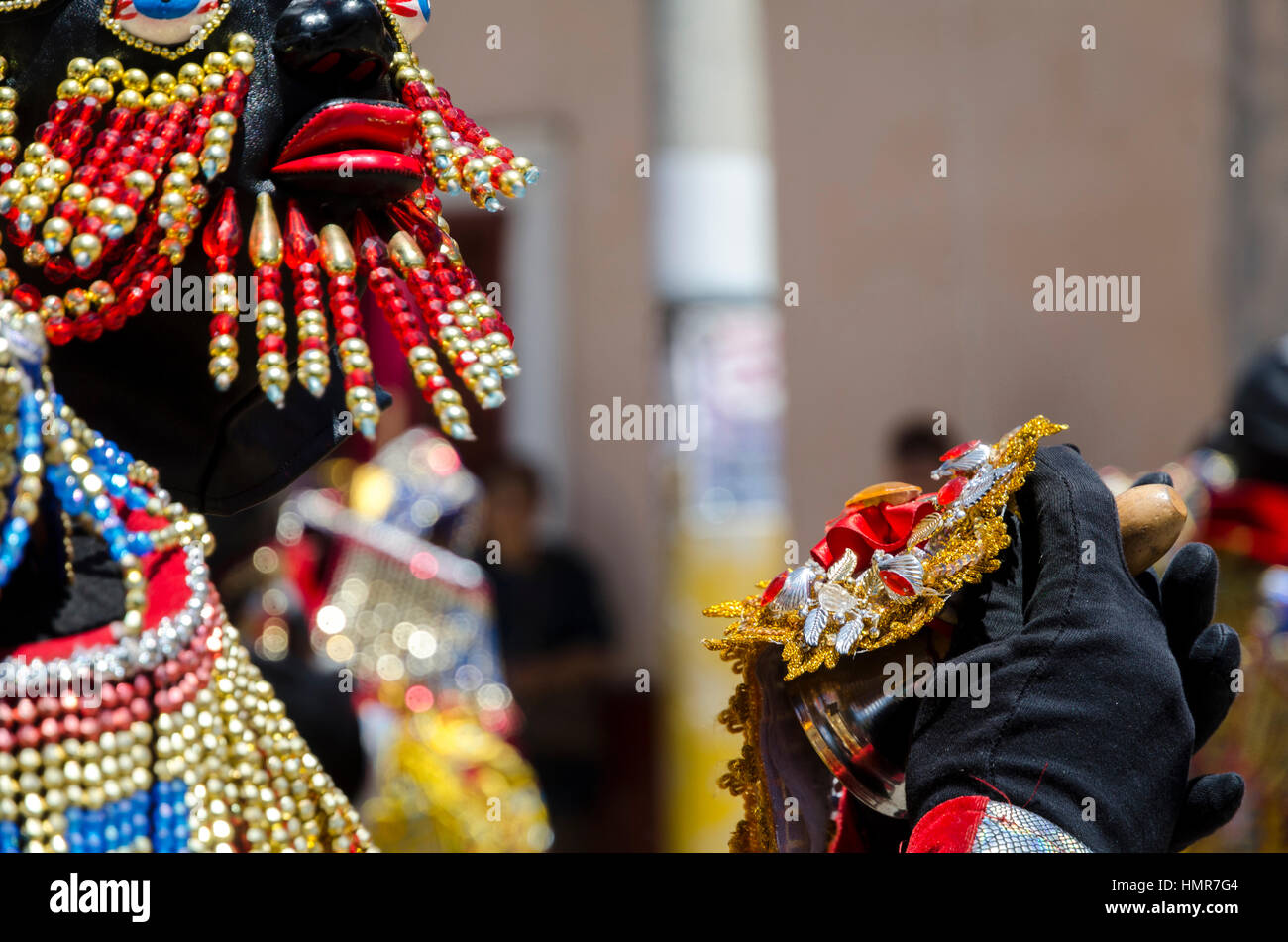 Máscara de los danzantes Negritos de Huánuco, en cuero negro con bordados y colgantes en pedrería. La mano en el 'porta rosón' de cintas con bordado. Banque D'Images