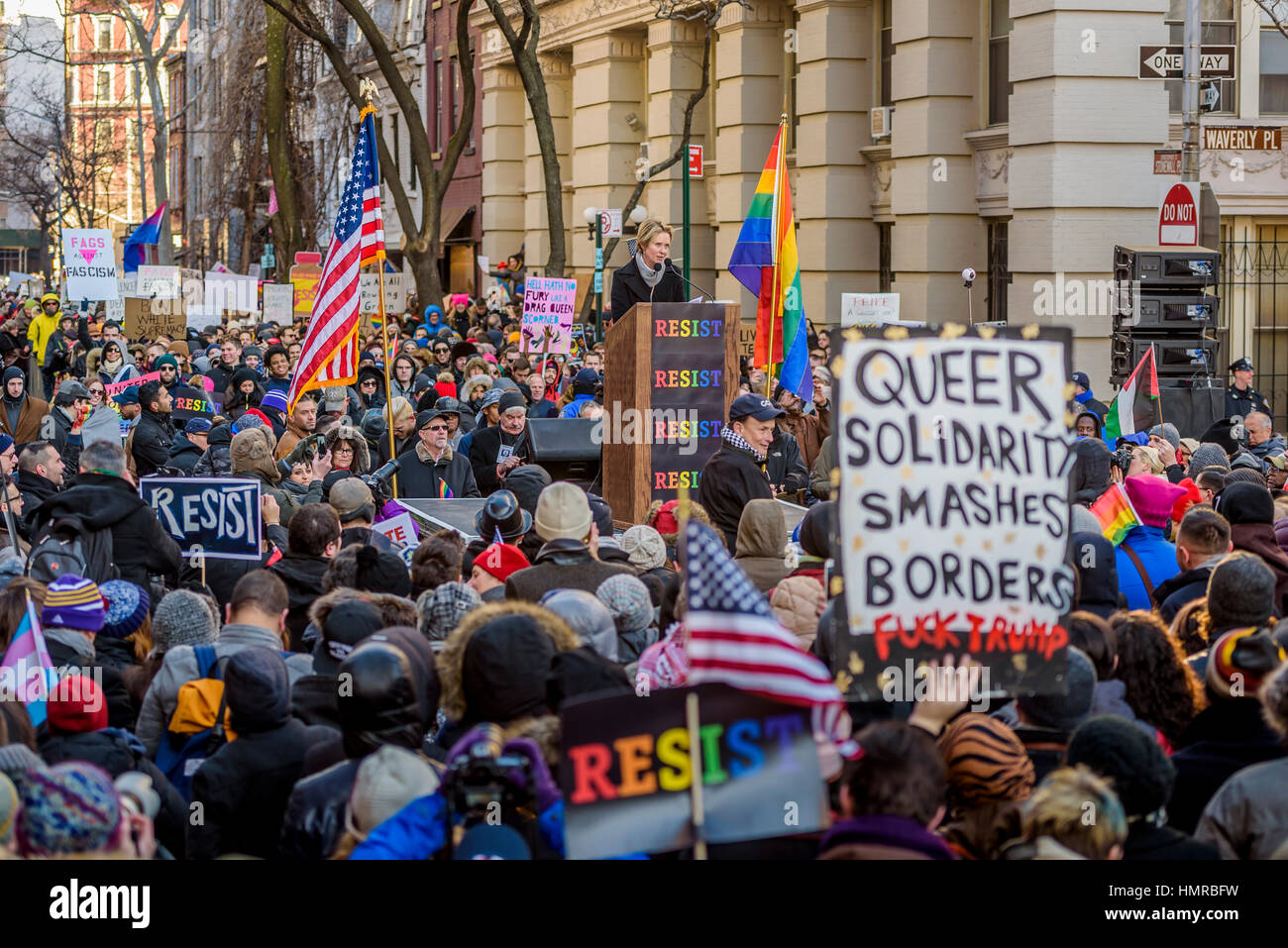 New York City, USA. Le 04 février, 2017. L'actrice Cynthia Nixon, New York des représentants élus, des milliers de membres LGBTQ concernés et les New-yorkais se sont réunis au Monument national de Stonewall à Greenwich Village, New York, en réponse à la récente Donald Trump d'ordres exécutifs ciblant les musulmans, latino/latina, les communautés d'immigrants et de réfugiés. Ce rassemblement a réuni des citoyens de toutes origines, solidarité avec les personnes ciblées par ces actions. Credit : PACIFIC PRESS/Alamy Live News Banque D'Images New York City, USA. Le 04 février, 2017. L'actrice Cynthia Nixon, New York des représentants élus, des milliers de membres LGBTQ concernés et les New-yorkais se sont réunis au Monument national de Stonewall à Greenwich Village, New York, en réponse à la récente Donald Trump d'ordres exécutifs ciblant les musulmans, latino/latina, les communautés d'immigrants et de réfugiés. Ce rassemblement a réuni des citoyens de toutes origines, solidarité avec les personnes ciblées par ces actions. Credit : PACIFIC PRESS/Alamy Live News Banque D'Images