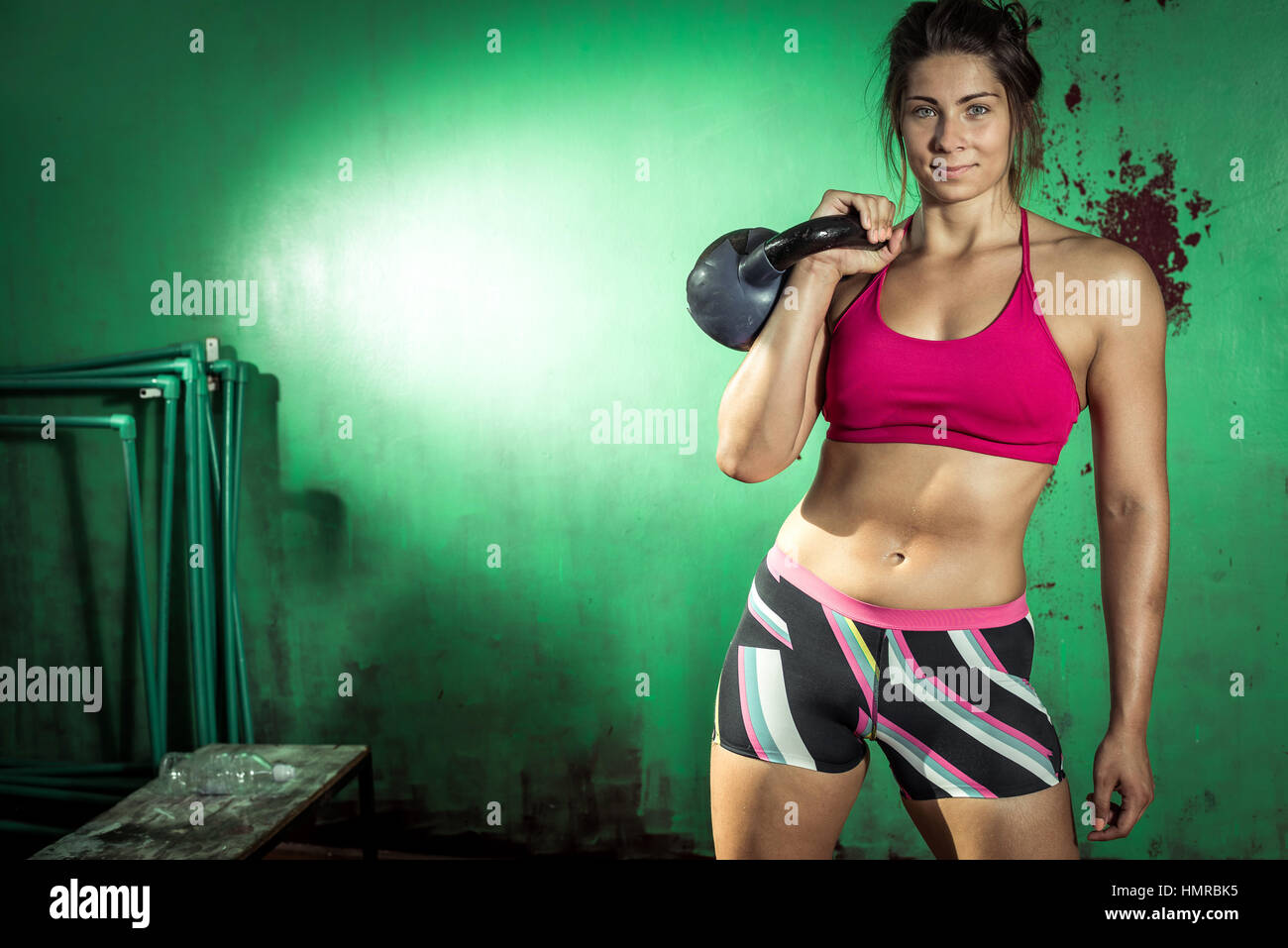 Crossfit Jeunes adultes girl holding kettlebell Banque D'Images