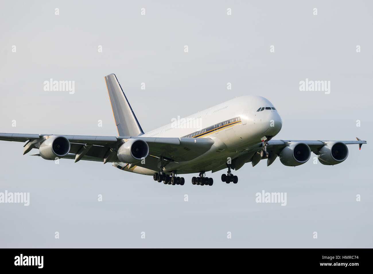 L'atterrissage de l'Airbus A380-800 à l'Aéroport International de Narita à Tokyo, Japon. Banque D'Images