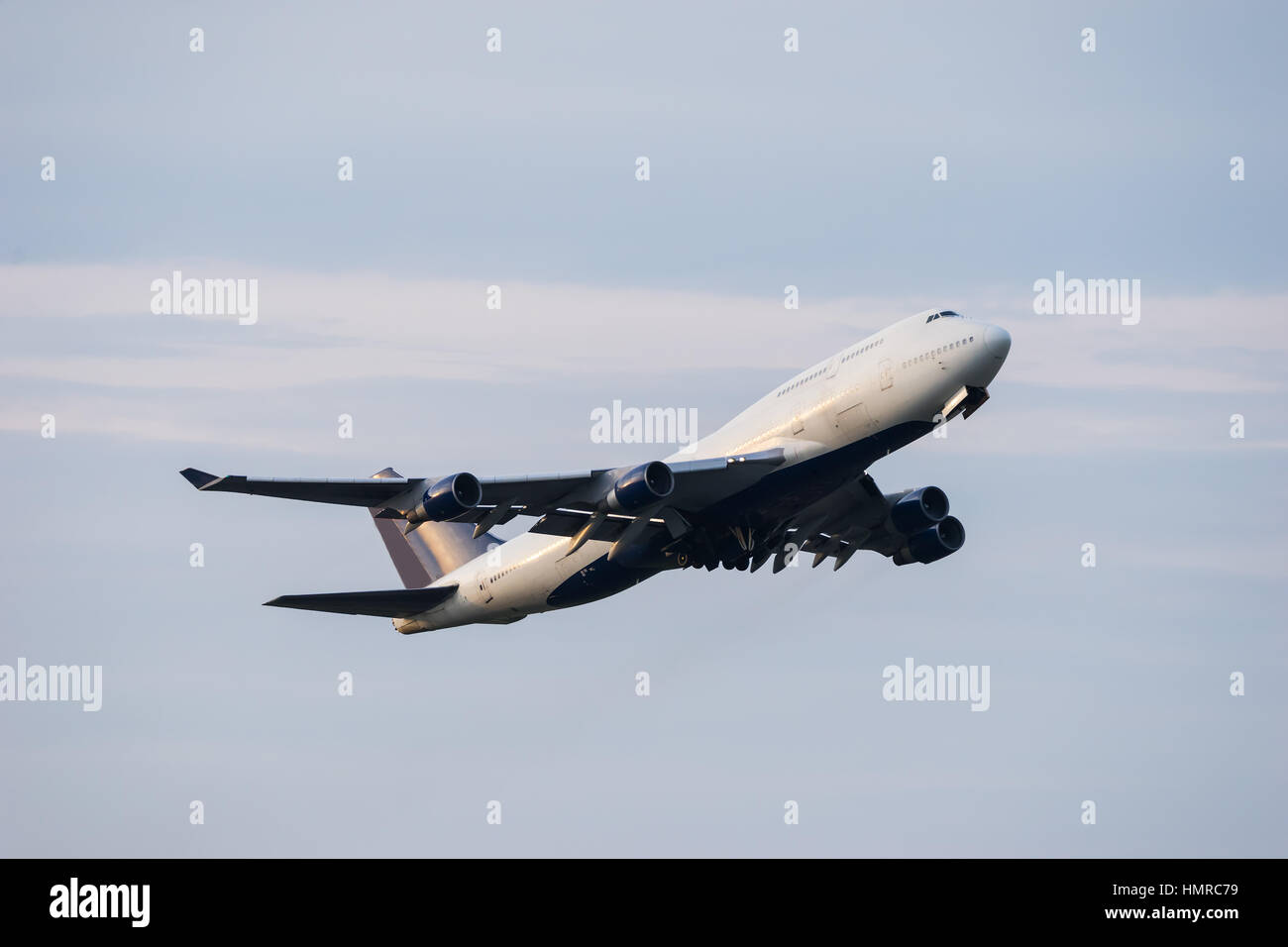 Boeing 747-8 décollant de l'aéroport. Banque D'Images
