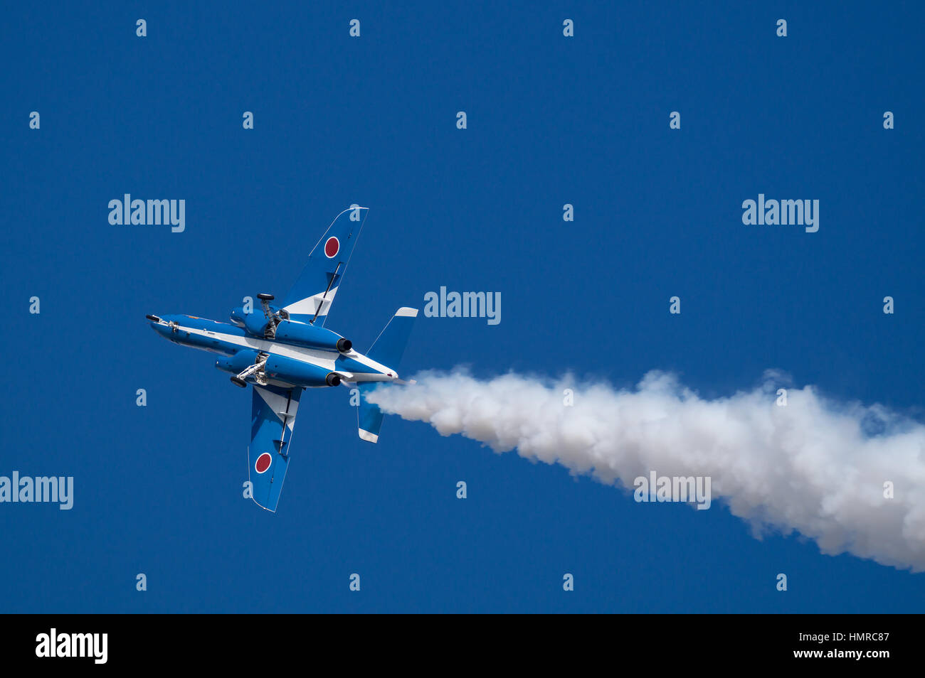 Vols de démonstration de Blue Impulse. Blue Impulse est l'équipe de démonstration de voltige de la Japan Air Self-Defense Force. Banque D'Images