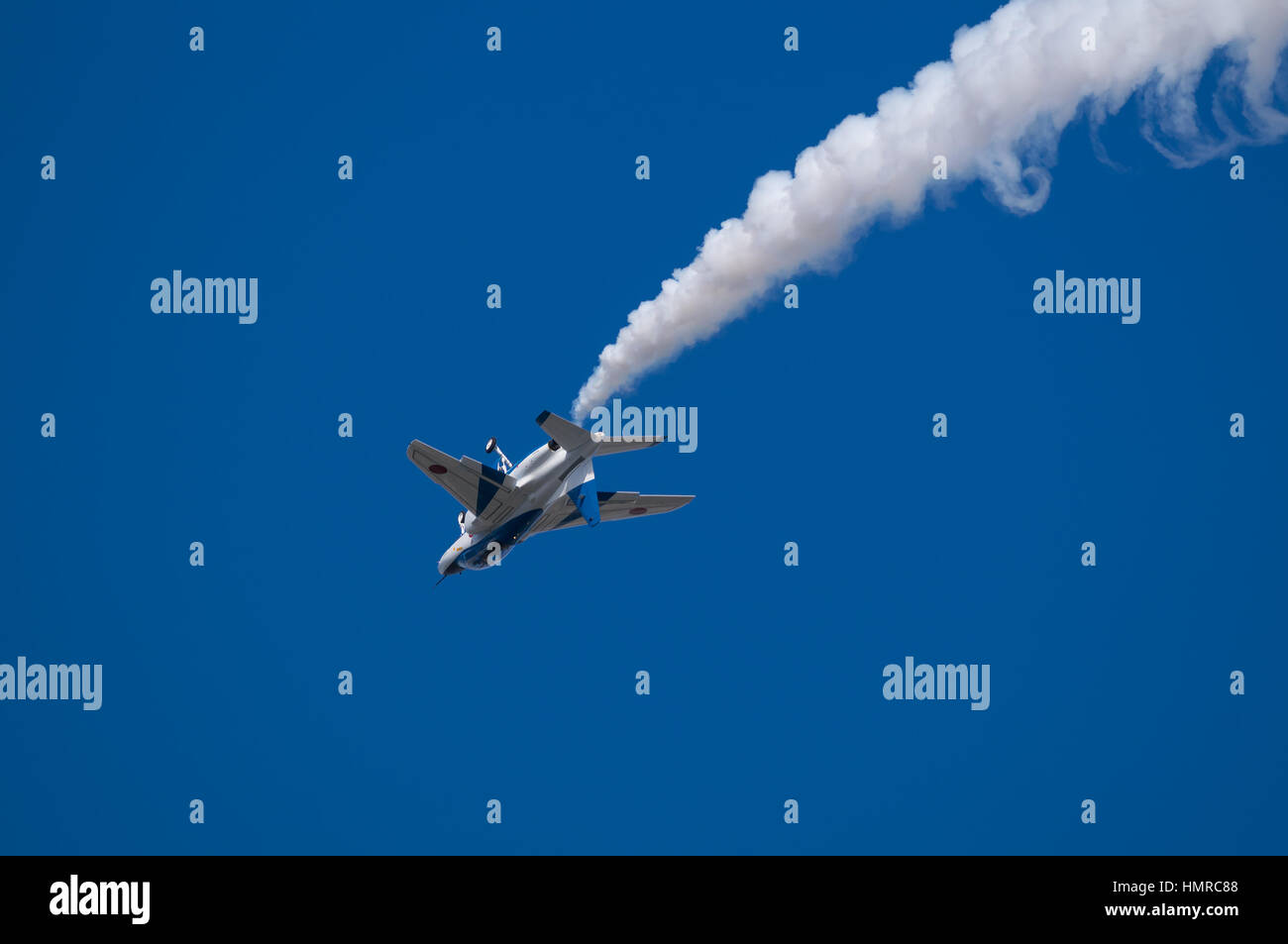 Vols de démonstration de Blue Impulse. Blue Impulse est l'équipe de démonstration de voltige de la Japan Air Self-Defense Force. Banque D'Images