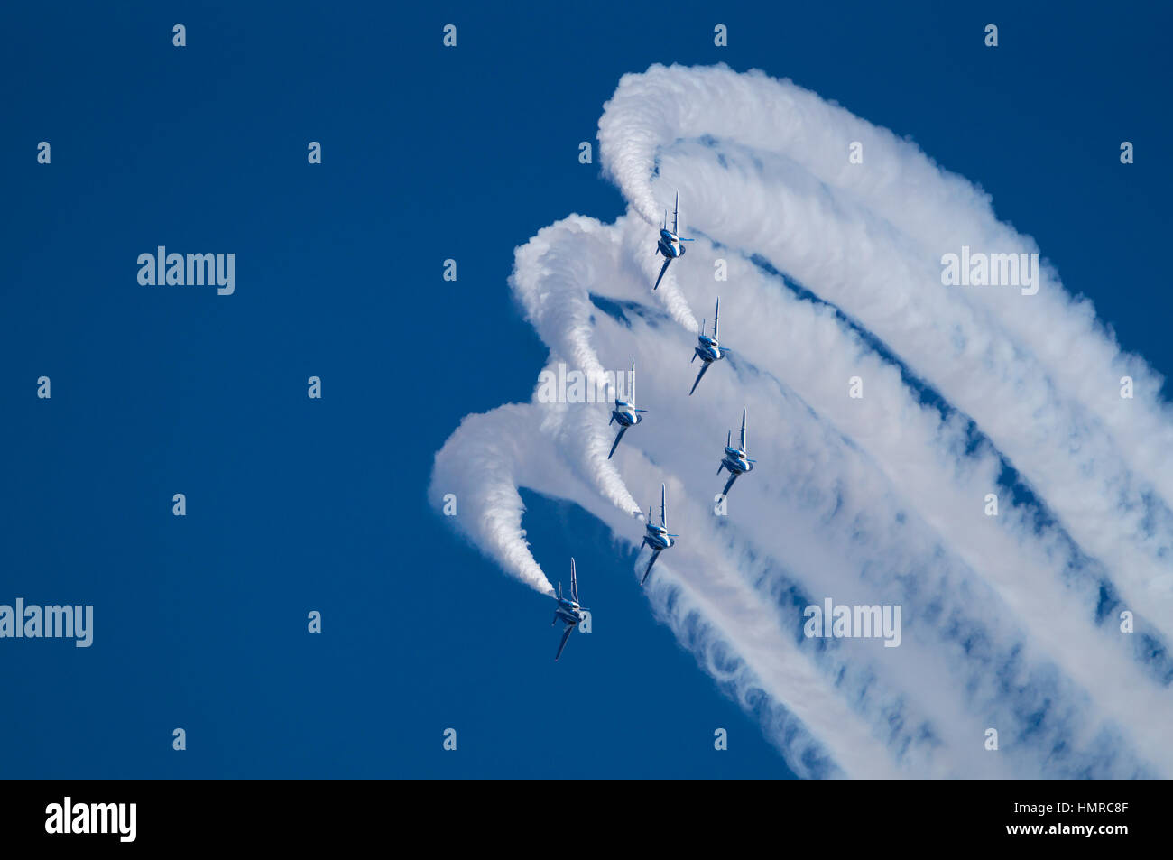 Vols de démonstration de Blue Impulse. Blue Impulse est l'équipe de démonstration de voltige de la Japan Air Self-Defense Force. Banque D'Images