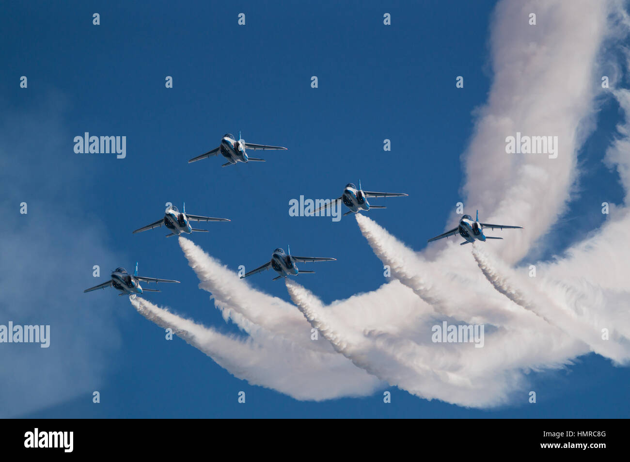 Vols de démonstration de Blue Impulse. Blue Impulse est l'équipe de démonstration de voltige de la Japan Air Self-Defense Force. Banque D'Images