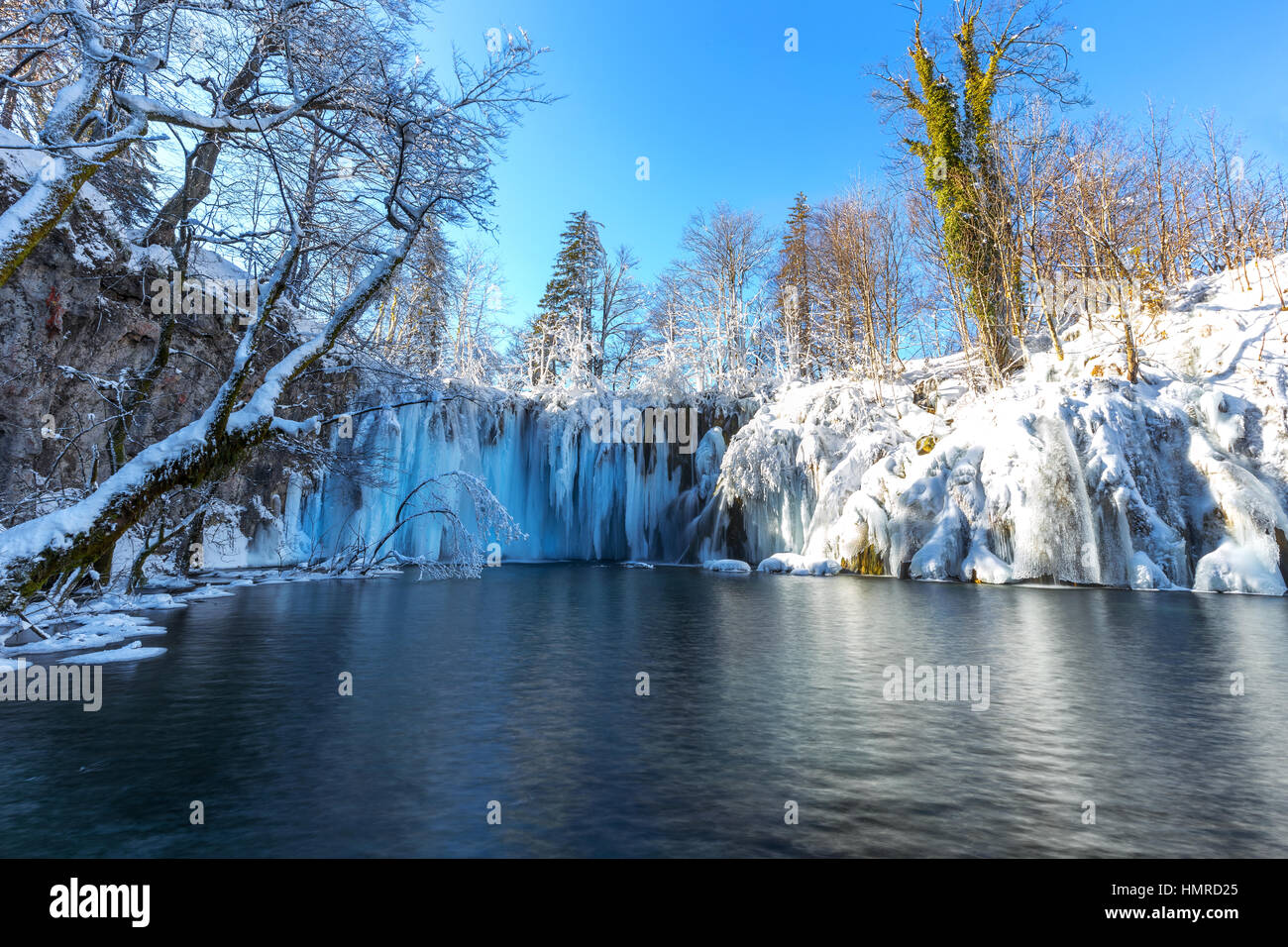 Gelés et belle cascade sur les lacs de Plitvice, Croatie Banque D'Images