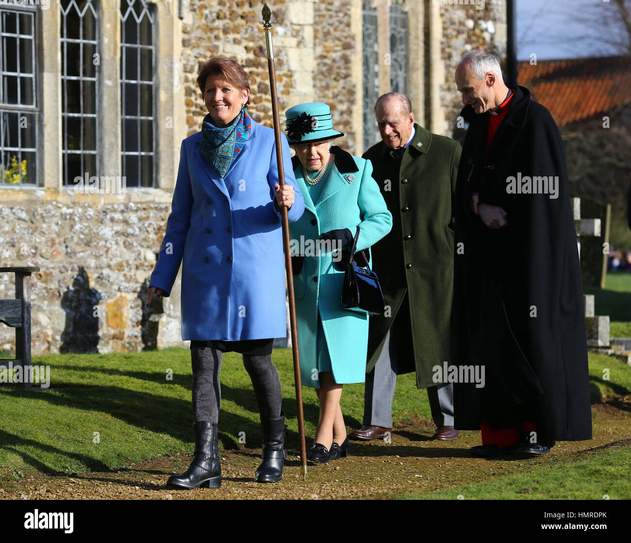 La reine Elizabeth II et le duc d'Édimbourg arrivent à Saint Pierre et Saint Paul West Newton à Norfolk, en tant que la reine est de faire l'histoire quand elle devient la première monarque britannique, pour atteindre leur Jubilé de Saphir. Banque D'Images