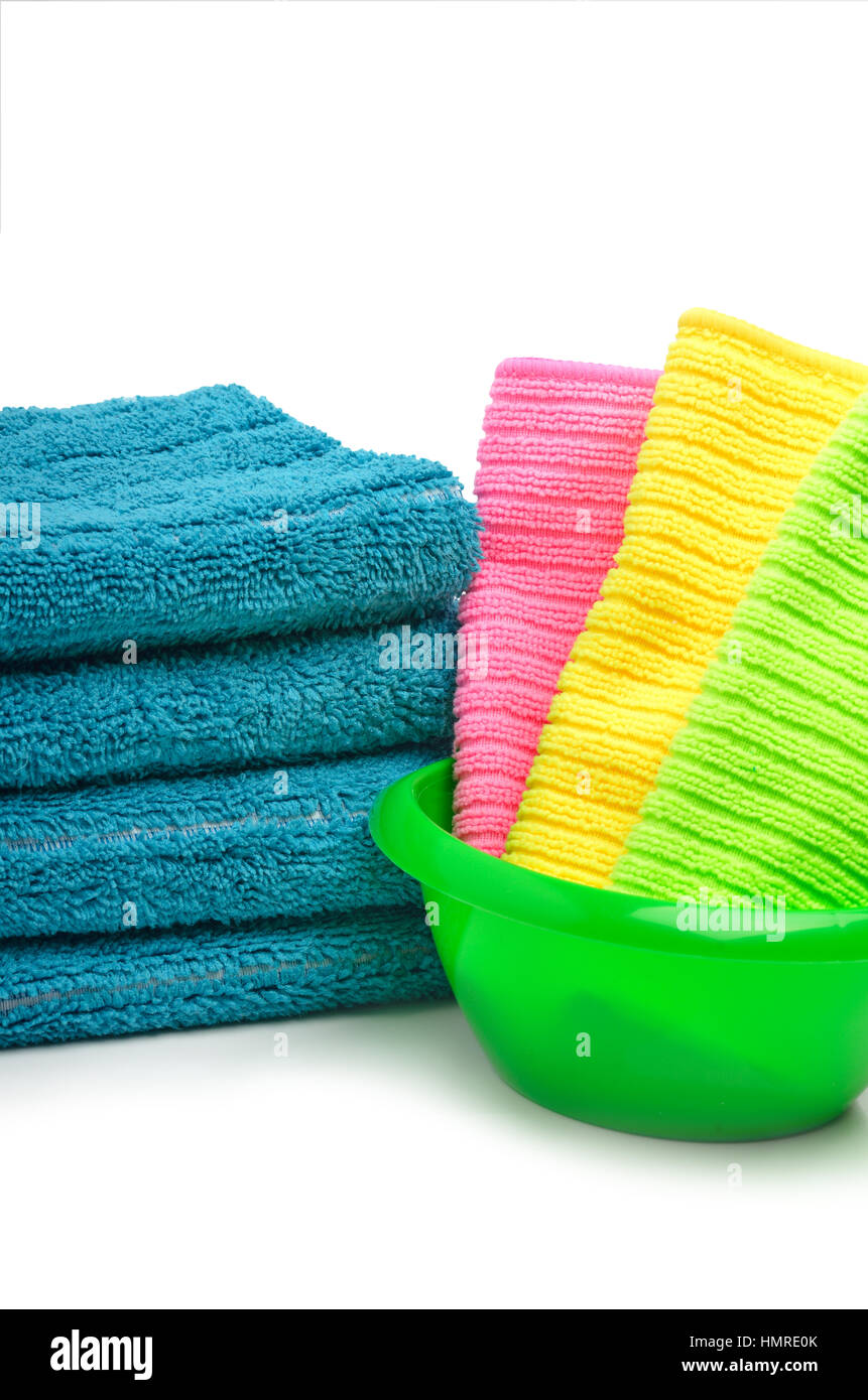 Pile de serviettes, serviettes de table lumineuse dans le bol isolé sur fond blanc Banque D'Images