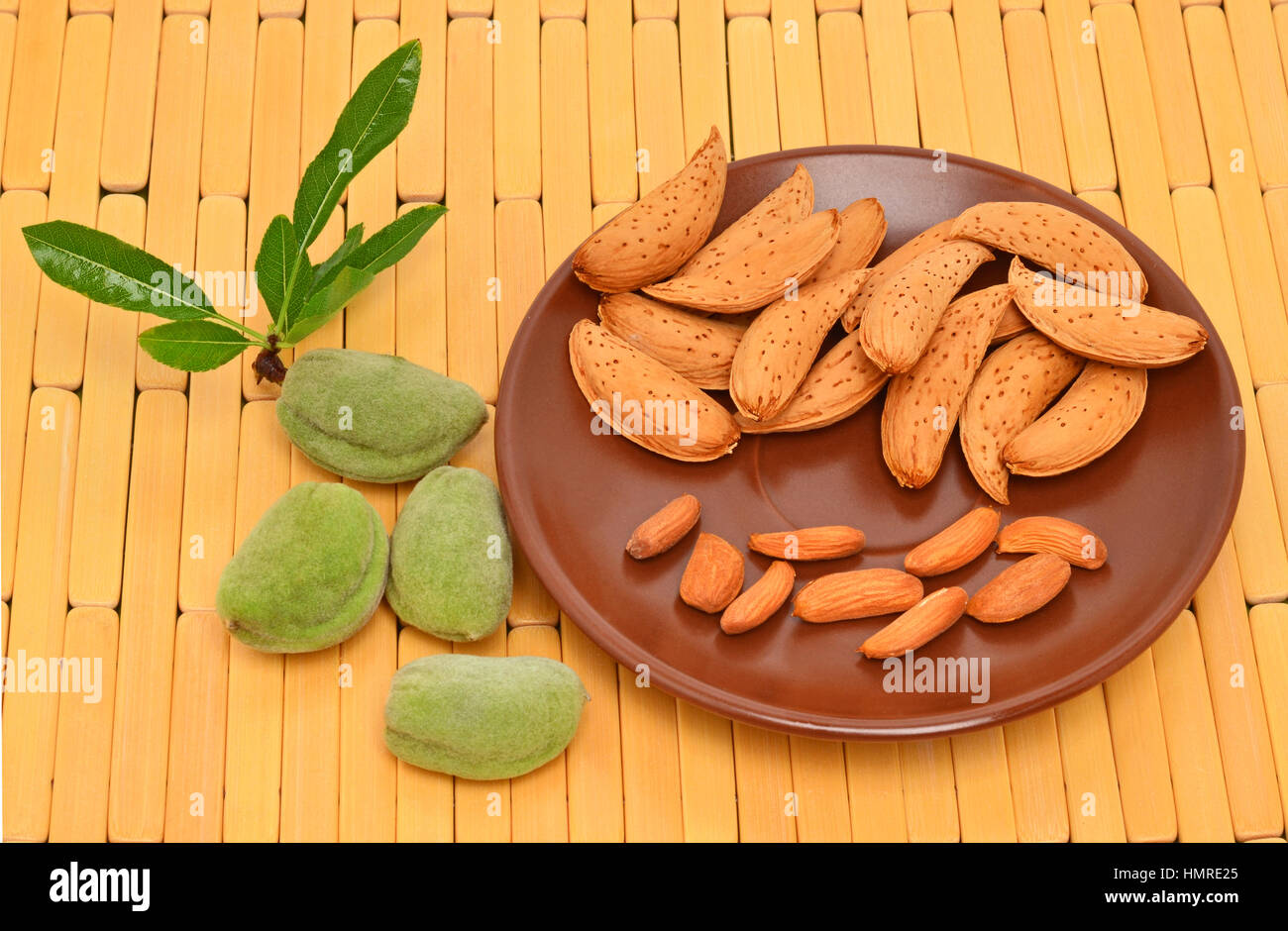 Les amandes sur la soucoupe en céramique Banque D'Images