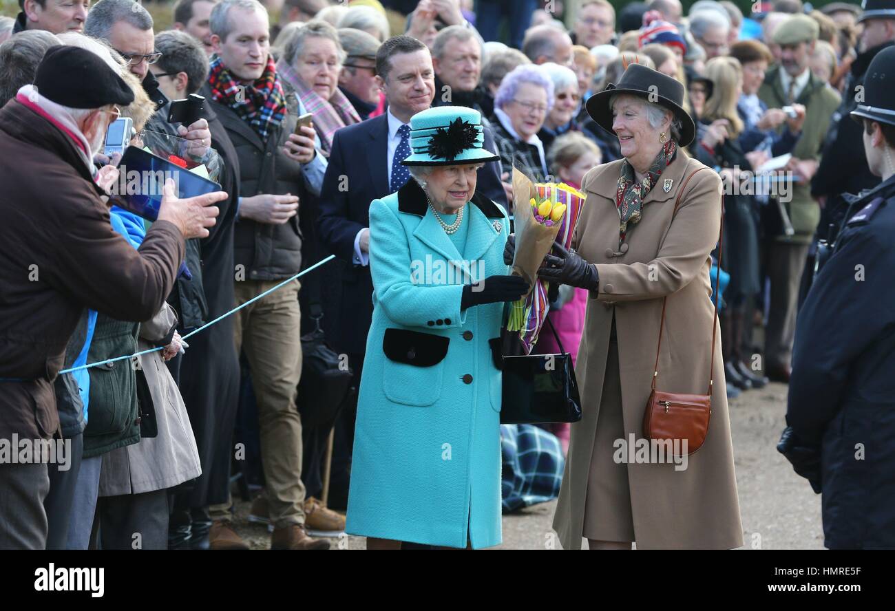 La reine Elizabeth II lors d'un bain de foule après un service religieux à la cathédrale St Pierre et St Paul West Newton à Norfolk, en tant que la reine est de faire l'histoire quand elle devient la première monarque britannique, pour atteindre leur Jubilé de Saphir. Banque D'Images